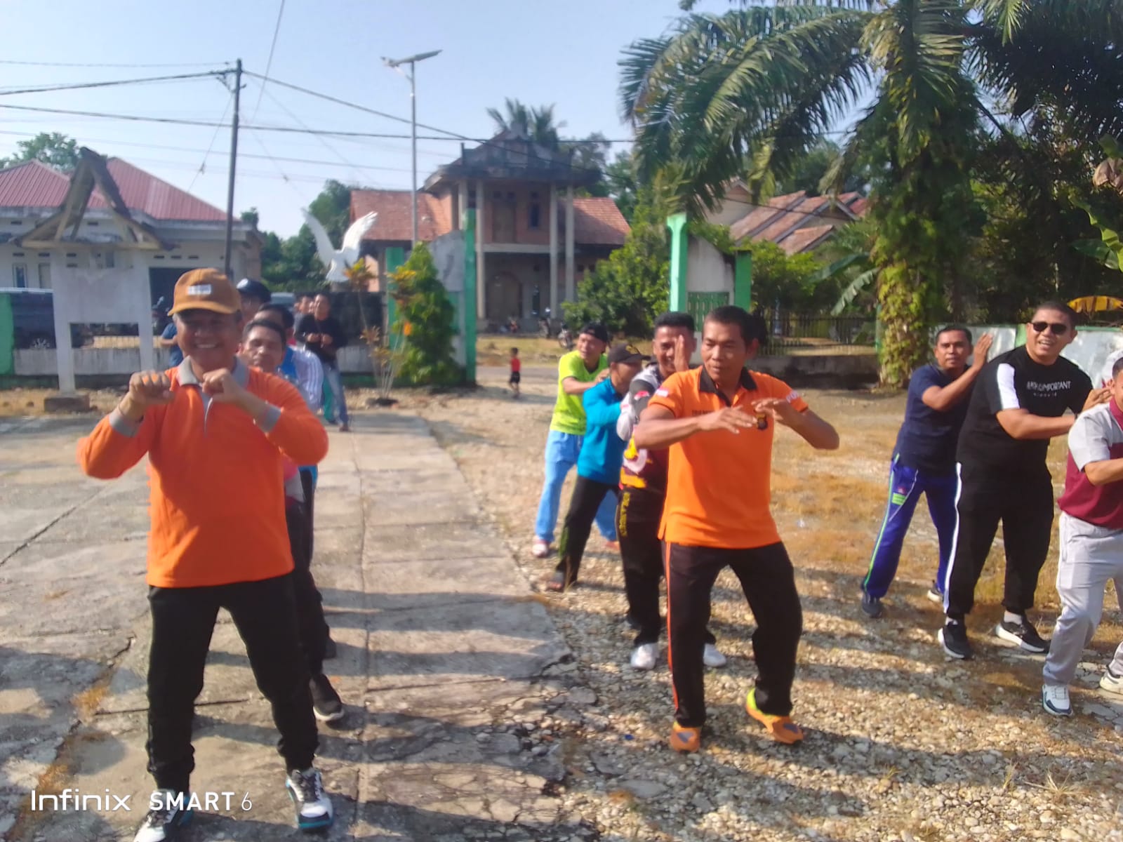 Wakapolsek Pelawan Singkut Senam Bersama di Desa Pasar Singkut