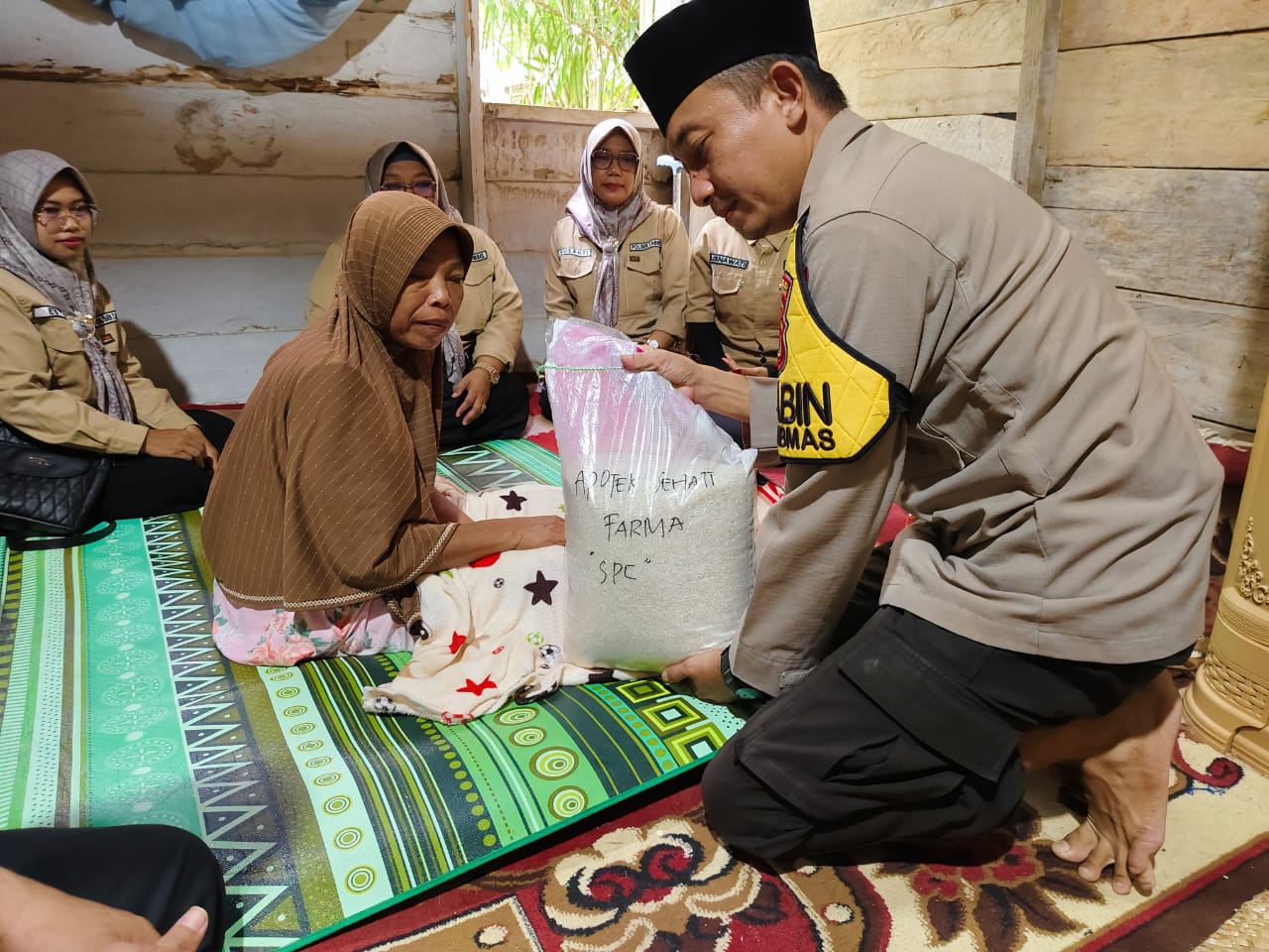 Polsek Tabir Selatan bersama Yayasan Pundi Amal Jum’at berkah Laksanakan Sambang Edukasi Serta Santunan Pada Warga Tak Mampu