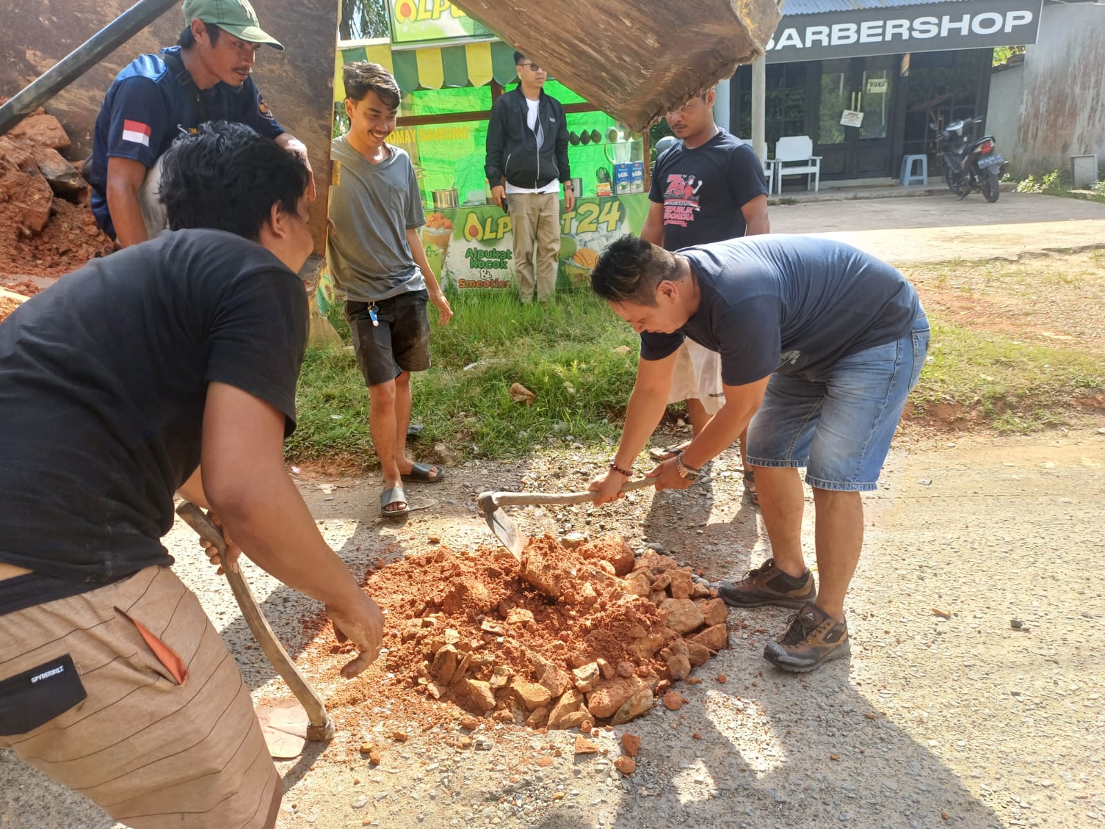 Luar biasa,Warga dan Tim KIF Timbun Jalan Berlubang di Nanga Pinoh.