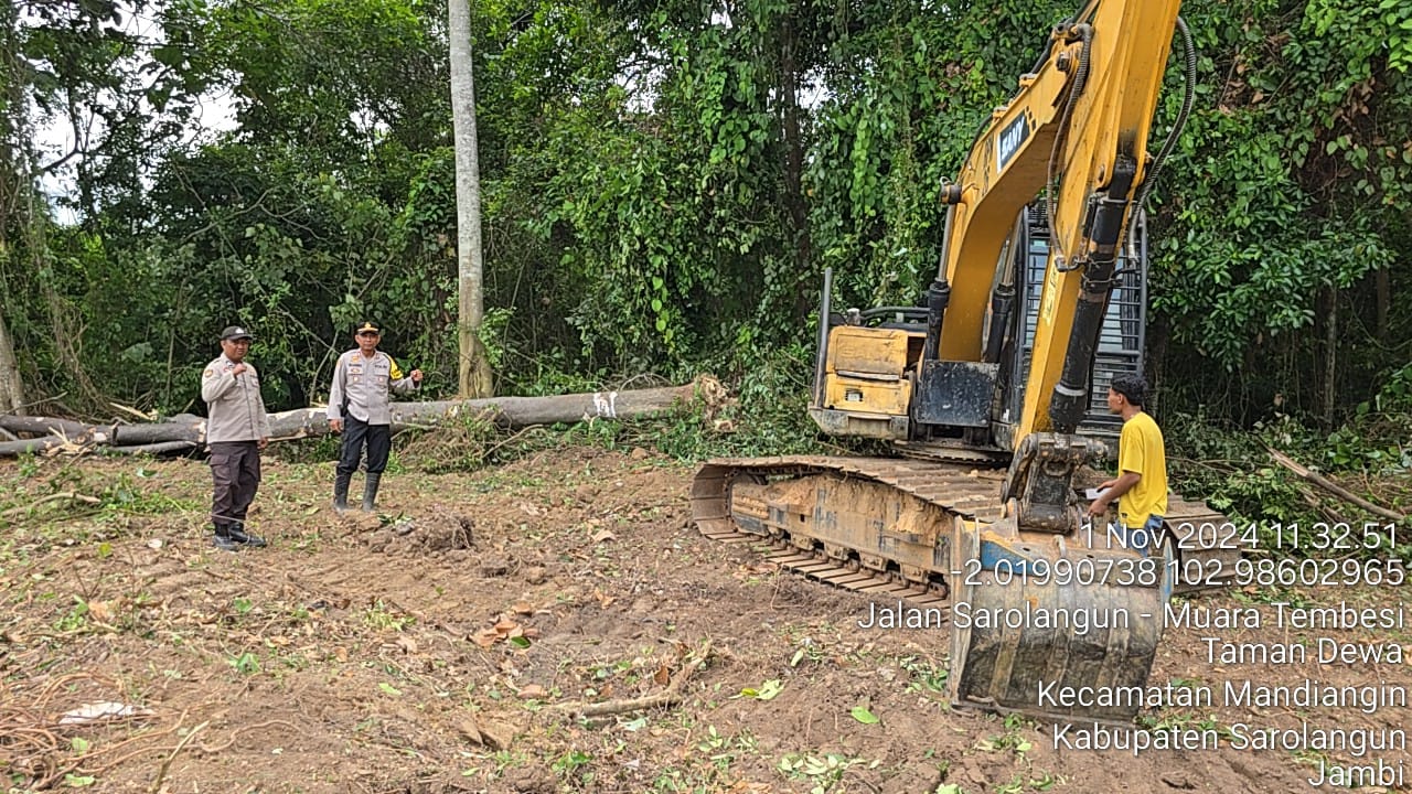 Gunakan Alat Berat,Polsek Mandiangin Polres Sarolangun Laksanakan Pengecekan Lahan untuk Varietas Tanaman Ketahanan Pangan 