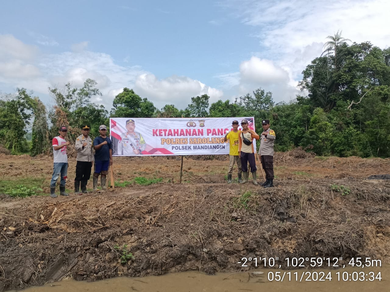 Tanpa Kenal Lelah Kapolsek Mandiangin Terjun Langsung Dukung Ketahanan Pangan Program 100 Hari Presiden – Wakil Presiden RI 