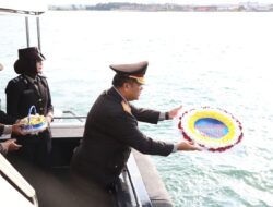 WAKAPOLDA KEPRI BRIGJEN POL ASEP SAFRUDIN PIMPIN UPACARA TABUR BUNGA DI LAUT DALAM RANGKA MEMPERINGATI HARI PAHLAWAN