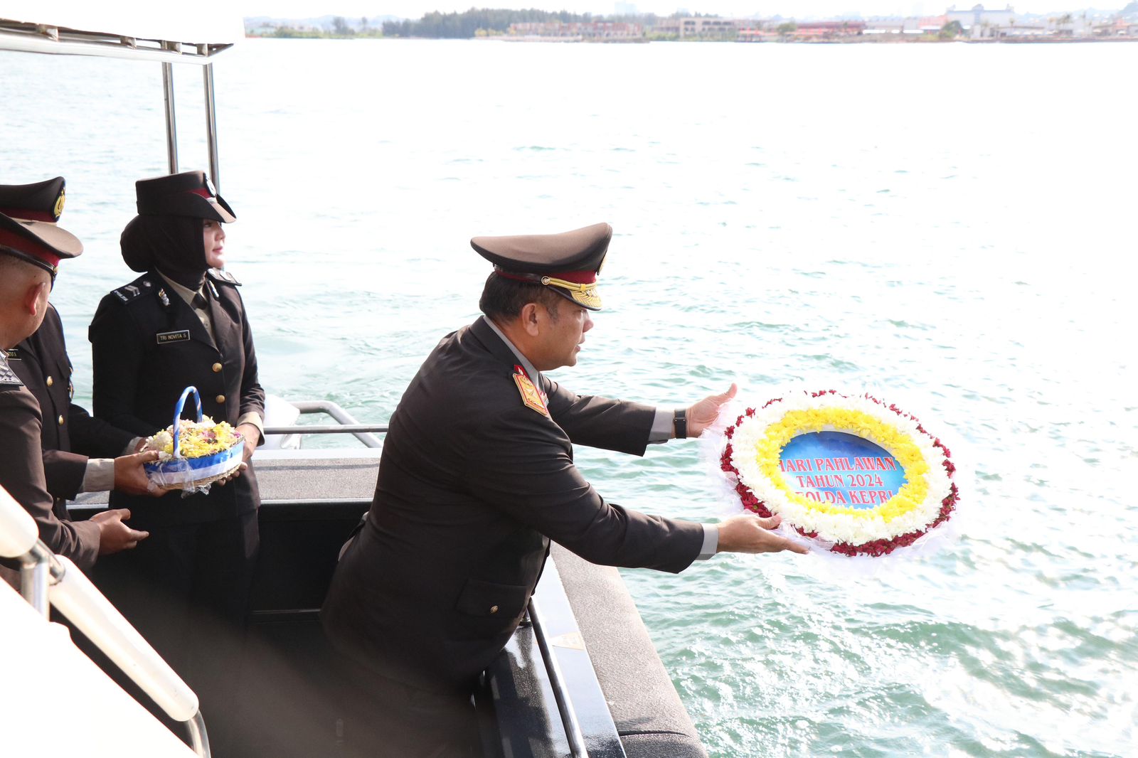 WAKAPOLDA KEPRI BRIGJEN POL ASEP SAFRUDIN PIMPIN UPACARA TABUR BUNGA DI LAUT DALAM RANGKA MEMPERINGATI HARI PAHLAWAN