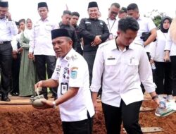 Pj Bupati Letakan Batu Pertama Masjid Jami Baitul Quddus Di Desa Lubuk Gaung Kecamatan Batang Mesumai