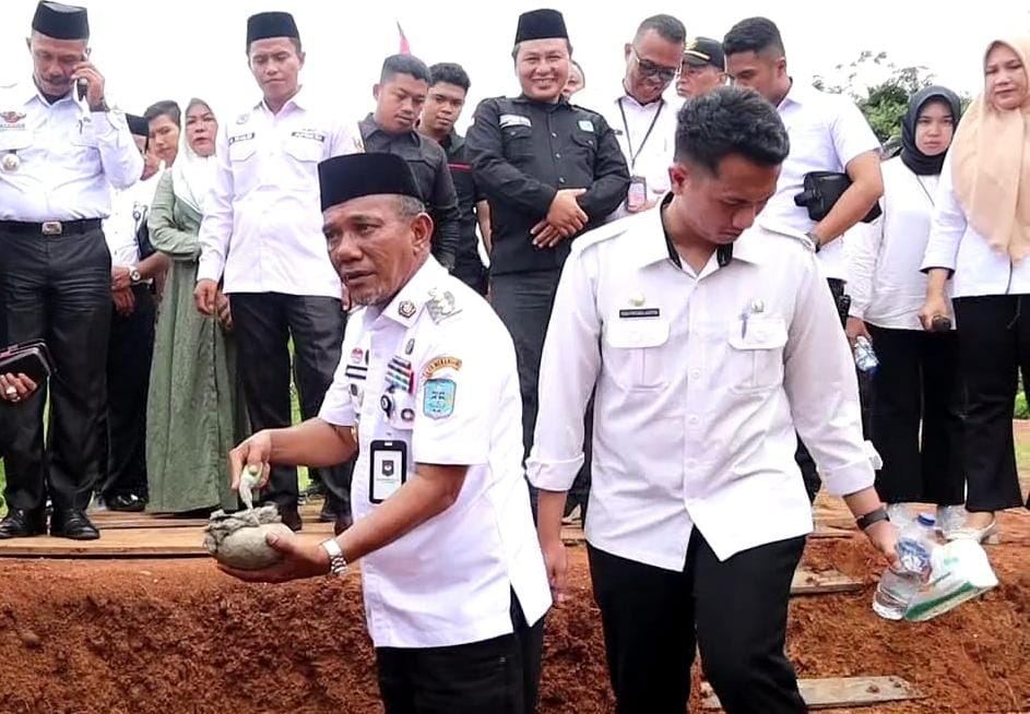 Pj Bupati Letakan Batu Pertama Masjid Jami Baitul Quddus Di Desa Lubuk Gaung Kecamatan Batang Mesumai