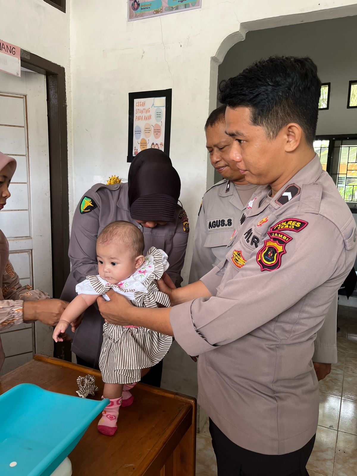 Polres Tebo Laksanakan Program Pemeriksaan Stunting Dan Pemeriksaan Gizi Tambahan Di Posyandu Anggek 1  Desa Bedaro rampak