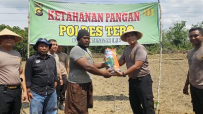 Polres Tebo Berikan Bibit Jagung Di  Kec. Tengah Ilir, Dukung Program Ketahanan Pangan