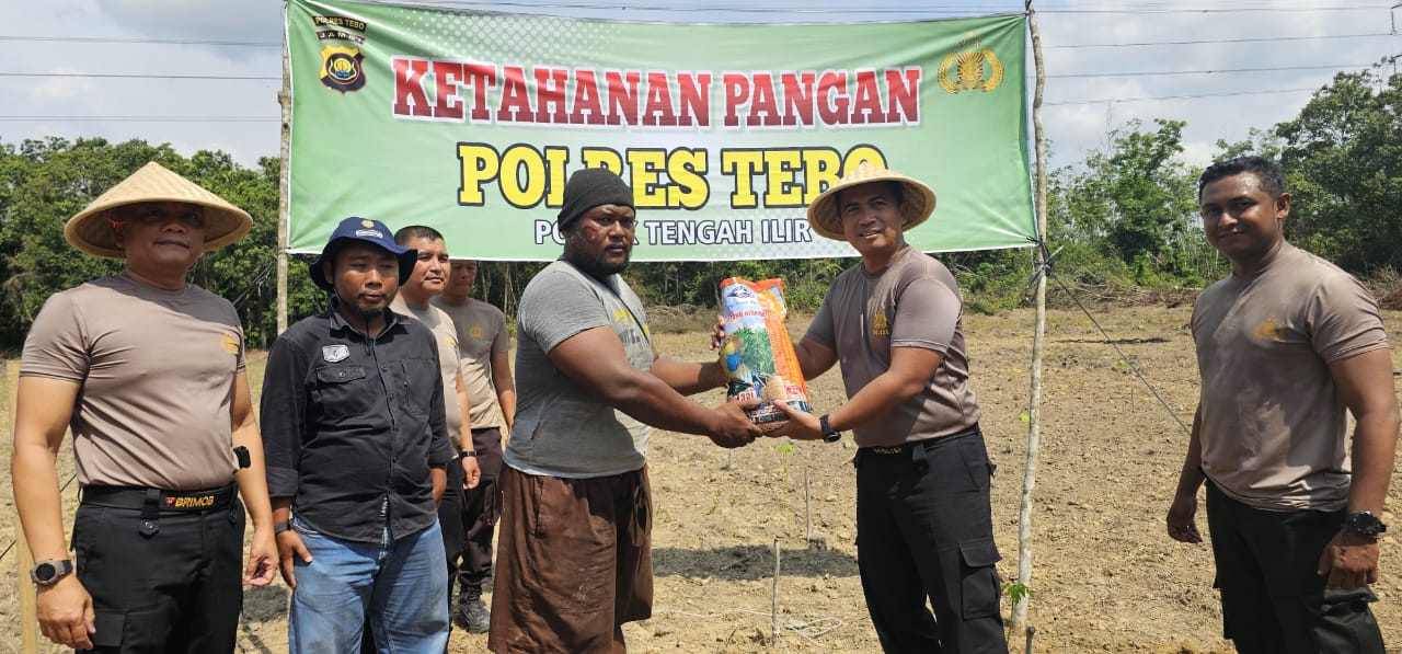 Polres Tebo Berikan Bibit Jagung Di  Kec. Tengah Ilir, Dukung Program Ketahanan Pangan