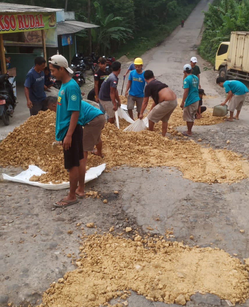 Warga Lebak Merasa Geram Soal Jalan Rusak di Jalan Raya Cibolger Tak Kunjung Diperbaiki