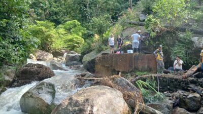 Tanggul Jebol Direktur PDAM Tirta Saiyo Pasaman Dedi Eka Putra Turun Langsung Ke Lokasi 