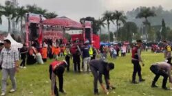 Usai Kampanye Akbar, Kabag Ops dan Jajaran Polres Kerinci Ajak Simpatisan dan Masyrakat Bersih – Bersih Sampah di Lapangan Merdeka