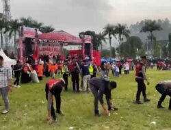 Usai Kampanye Akbar, Kabag Ops dan Jajaran Polres Kerinci Ajak Simpatisan dan Masyrakat Bersih – Bersih Sampah di Lapangan Merdeka