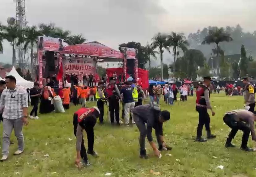 Usai Kampanye Akbar, Kabag Ops dan Jajaran Polres Kerinci Ajak Simpatisan dan Masyrakat Bersih – Bersih Sampah di Lapangan Merdeka