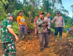 Longsor di Ruas Jalan Km 72 Siau Jangkat,Jajaran Polsek Lembah Masurai dan Koramil serta Warga Setempat bersihkan Material Secara Manual