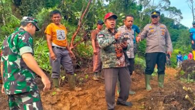 Longsor di Ruas Jalan Km 72 Siau Jangkat,Jajaran Polsek Lembah Masurai dan Koramil serta Warga Setempat bersihkan Material Secara Manual