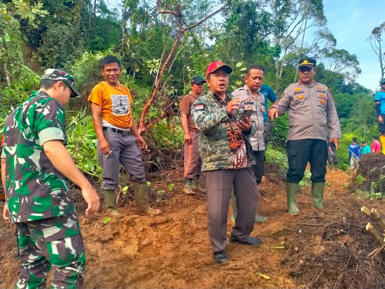 Longsor di Ruas Jalan Km 72 Siau Jangkat,Jajaran Polsek Lembah Masurai dan Koramil serta Warga Setempat bersihkan Material Secara Manual