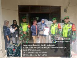 Peltu April Hadi Anggota Koramil 420-09/Bangko Kawal Penerimaan Logistik Pemilu Kada di Kelurahan Pasar Bangko