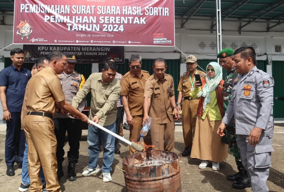 Pj Bupati Merangin Musnahkan Surat Suara Rusak hasil Sortir Logistik Pilkada Serentak 2024