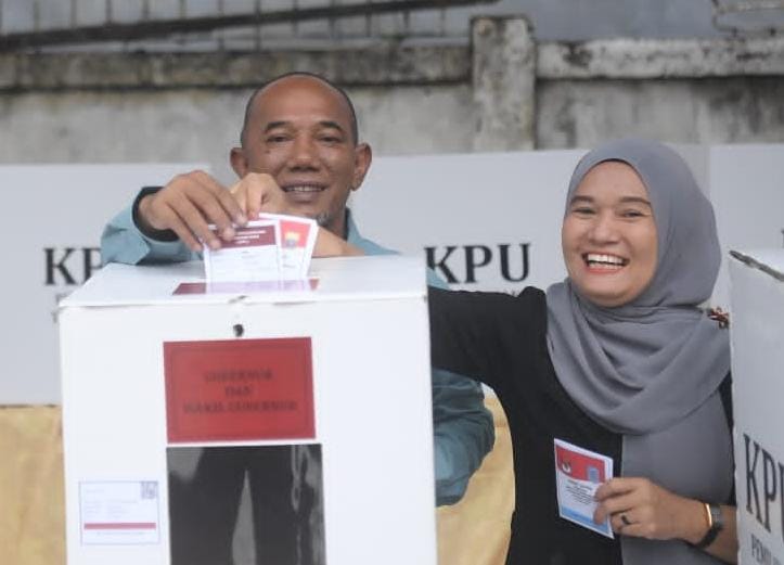 Pj Bupati Merangin dan Istri Gunakan Hak Pilihnya di TPS 04