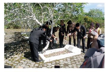 Kapolres Merangin di Wakili Waka Polres Merangin Hadiri Ziarah Ke Taman Makam Pahlawan dalam Rangka Hari Pahlawan 10 November.