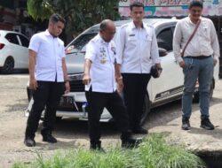 Pj Bupati Pantau Kerusakan Jalan Depan Toko Mella Shoes ditemukan Gorong-gorong yang Tersumbat Sampah