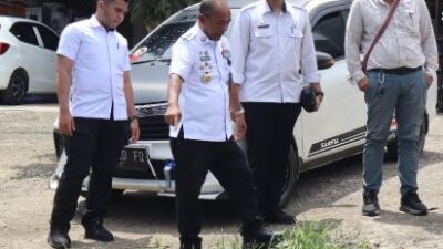 Pj Bupati Pantau Kerusakan Jalan Depan Toko Mella Shoes ditemukan Gorong-gorong yang Tersumbat Sampah