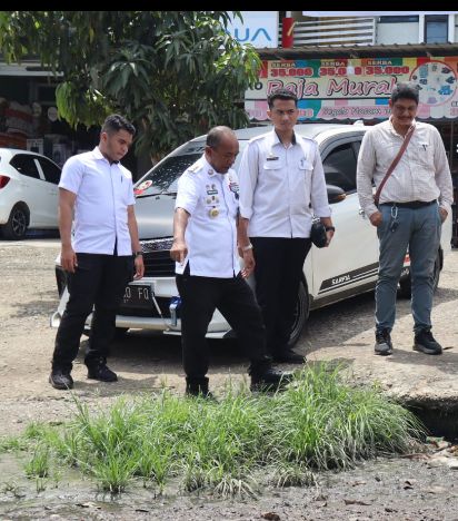 Pj Bupati Pantau Kerusakan Jalan Depan Toko Mella Shoes ditemukan Gorong-gorong yang Tersumbat Sampah