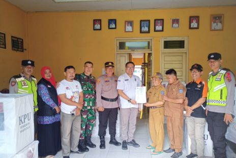 Pastikan Pemilukada Berjalan Aman Dan Lancar, Polres Merangin Kawal Logistik Sampai Ke Panitia Pemungutan Suara (PPS)