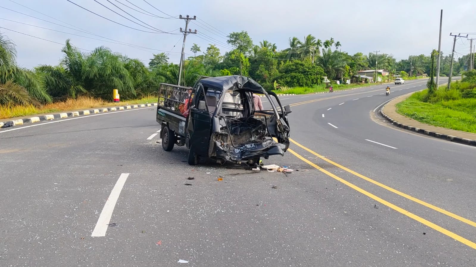 Akibat kehilangan Kendali Mobil  Cherry Pengangkut  Sayur Bertabrakan