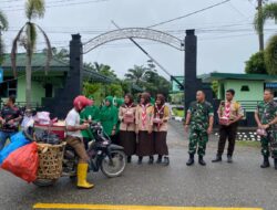 Anggota Kodim 0420/Sarko Gelar Jum’at Berkah, Bagikan Ratusan Kotak Makanan kepada Pengendara Motor dan Masyarakat