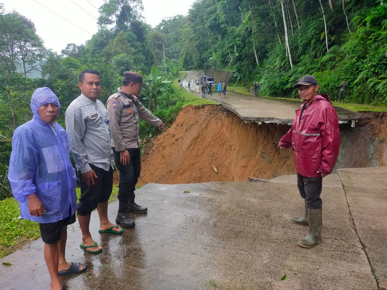 Tanggap Bencana Amblasnya Jalan Ambruk Polsek Sobang Polres Lebak Gerak Cepat Mendatangi TKP