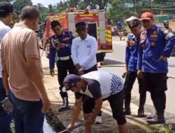 Hari Libur, Pj Bupati Bersih-bersih Kota Bangko pedagang Diminta Jangan Buang Sampah di Selokan