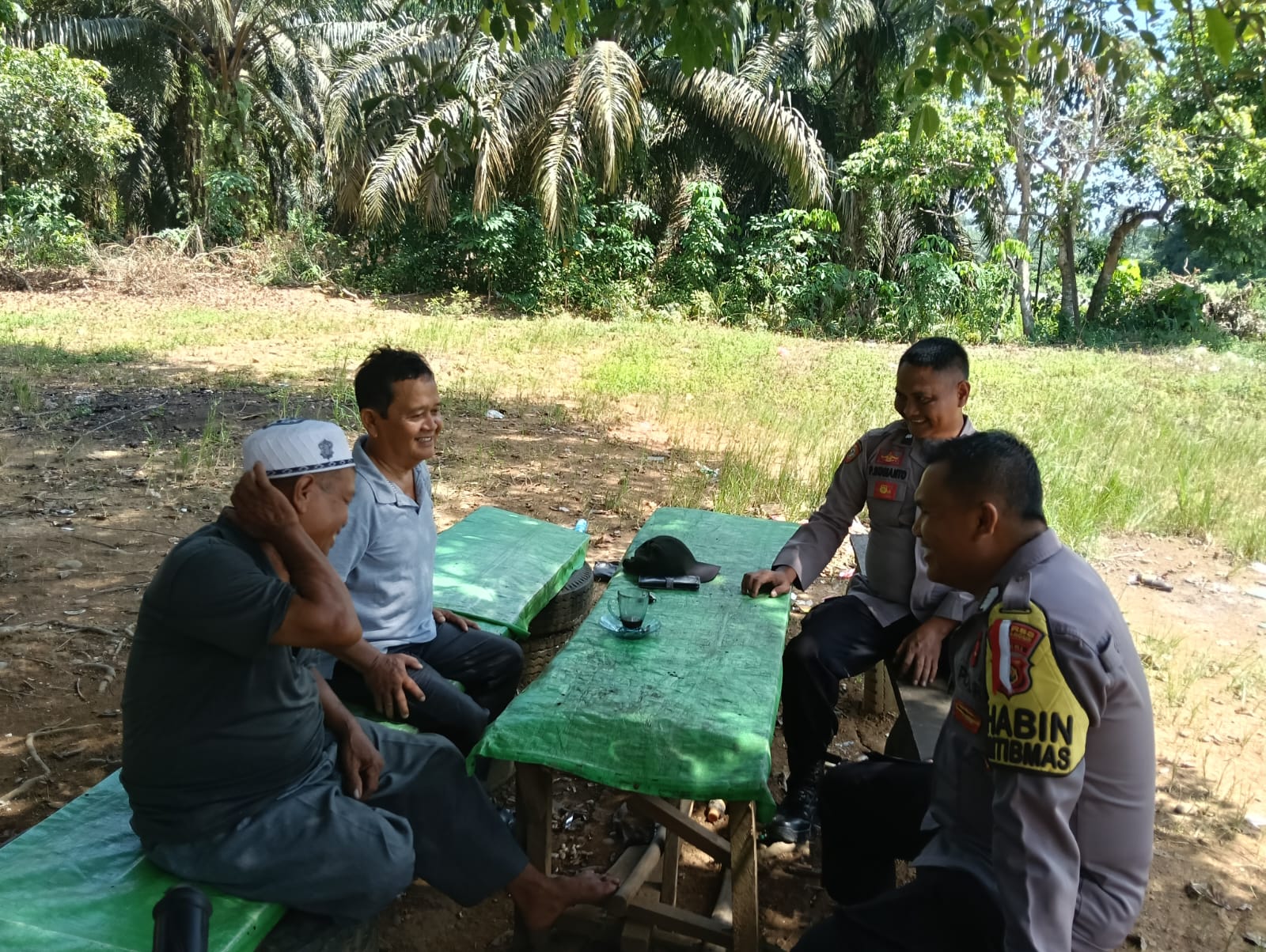 Setelah Pelaksanaan perhitungan suara pemilihan Bupati Dan Wakil Bupati Sarolangun Bhabinkamtibmas Gencar Lakukan Himbauan