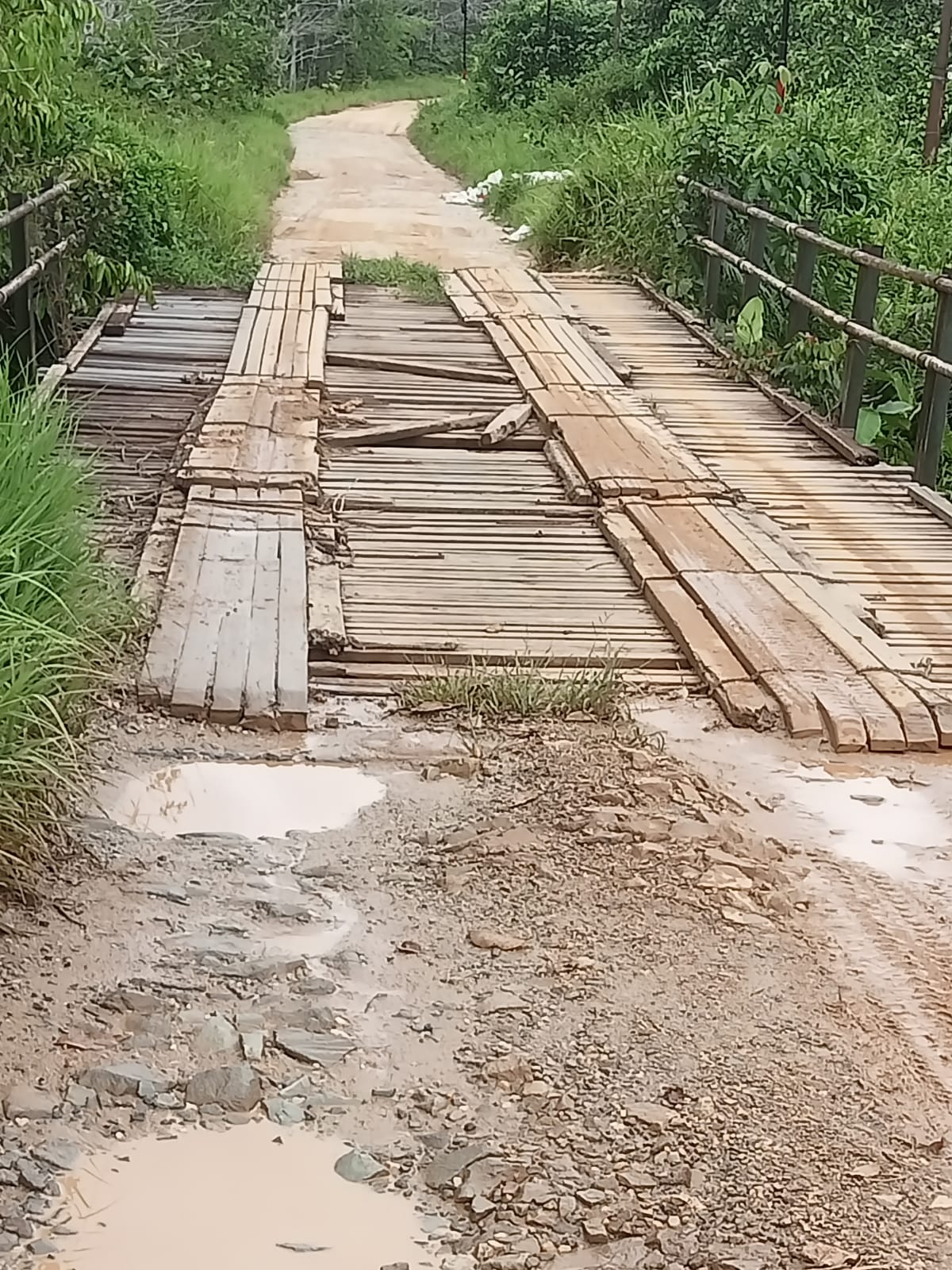 Kurangnya Perhatian Dari Pemerintah Daerah, Ruas Jalan Simpang Pauh – SKPC Semakin Memprihatinkan