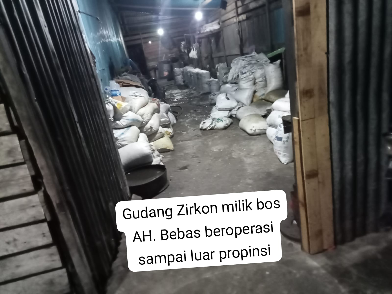 Gudang Zirkon Bos AH yang beralamat di lokasi doyok kabupaten Ketapang kebal hukum Ekspor ke luar provinsi