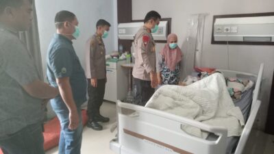 Kapolres Bezuk Saddam Husein di RSUD Prof. Dr. H.M. Chatib Quzwein Kabupaten Sarolangun