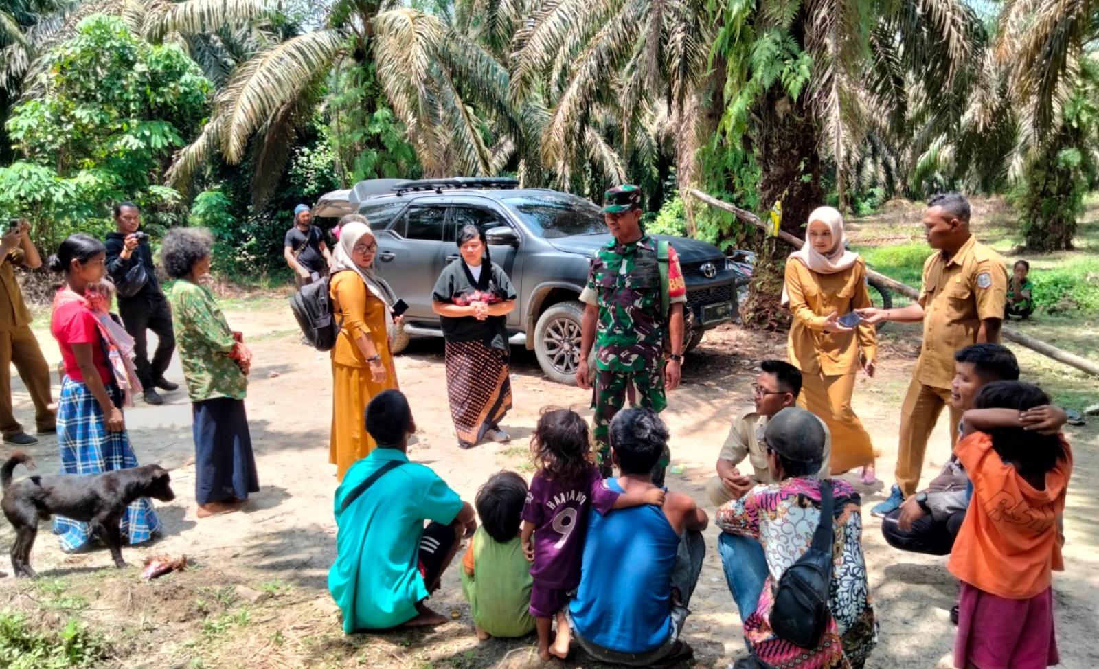 TNI dan Pemerintah Desa Mekar Jaya Bangun Komunikasi dengan Masyarakat dalam Komsos Bersama