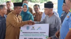 HUT ke-75 Merangin, Pj Bupati Salurkan Bantuan Merangin Perduli Dari Baznas untuk Modal Usaha UMKM dan Petugas Kebersihan