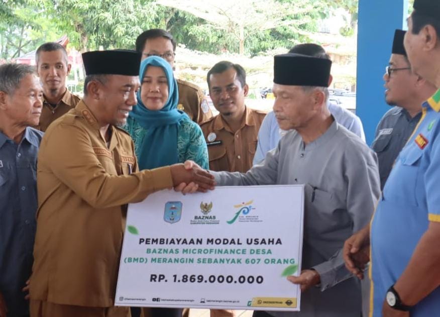 HUT ke-75 Merangin, Pj Bupati Salurkan Bantuan Merangin Perduli Dari Baznas untuk Modal Usaha UMKM dan Petugas Kebersihan