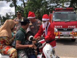 Hadirkan Keceriaan Natal, Pos Pam Kec. Sarolangun Bersama Santa Claus Untuk Berbagi Dengan Anak-Anak.