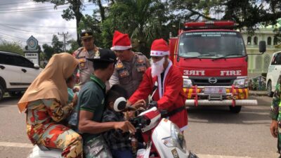 Hadirkan Keceriaan Natal, Pos Pam Kec. Sarolangun Bersama Santa Claus Untuk Berbagi Dengan Anak-Anak.