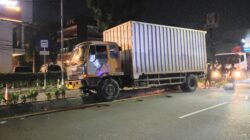 Truk Muat Solar Masuk ke Trotoar Jalan, Lalu Lintas Terganggu