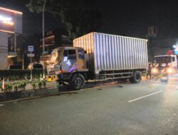 Truk Muat Solar Masuk ke Trotoar Jalan, Lalu Lintas Terganggu