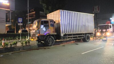 Truk Muat Solar Masuk ke Trotoar Jalan, Lalu Lintas Terganggu