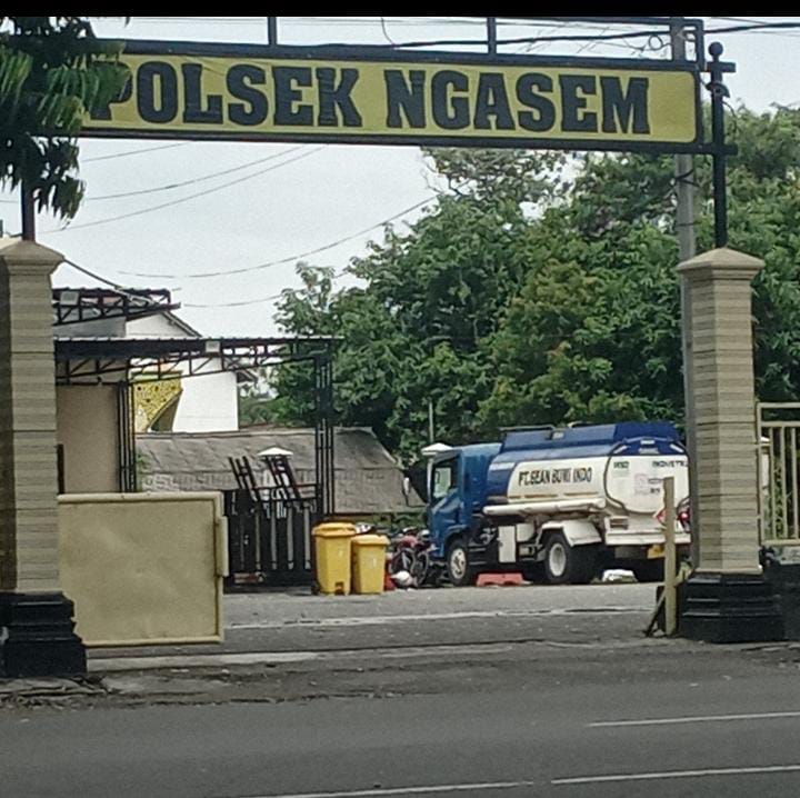 Ketika mobil tangki masih terparkir di halaman Polsek Ngasem.