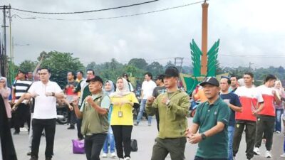 Pj Bupati dan Masyarakat Senam di Bundaran Tugu Pedang Jangcik: Dalam Tubuh yang Sehat Terdapat Jiwa yang Kuat