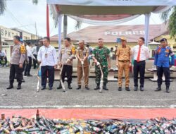 Ungkap Kasus Akhir Tahun,Kapolres Bersama PJ. Bupati Merangin,Dandim 0420/Sarko Laksanakan Pemusnahan 700 Botol Miras dan 200 Liter Tuak