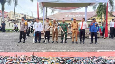 Ungkap Kasus Akhir Tahun,Kapolres Bersama PJ. Bupati Merangin,Dandim 0420/Sarko Laksanakan Pemusnahan 700 Botol Miras dan 200 Liter Tuak