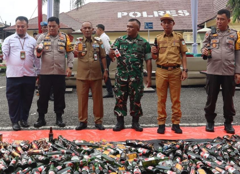 Hasil Ops Pekat, 754 Botol Miras dan 250 Liter Tuak Dimusnahkan Sebanyak 310 Knalpot Brong Juga Dihancurkan