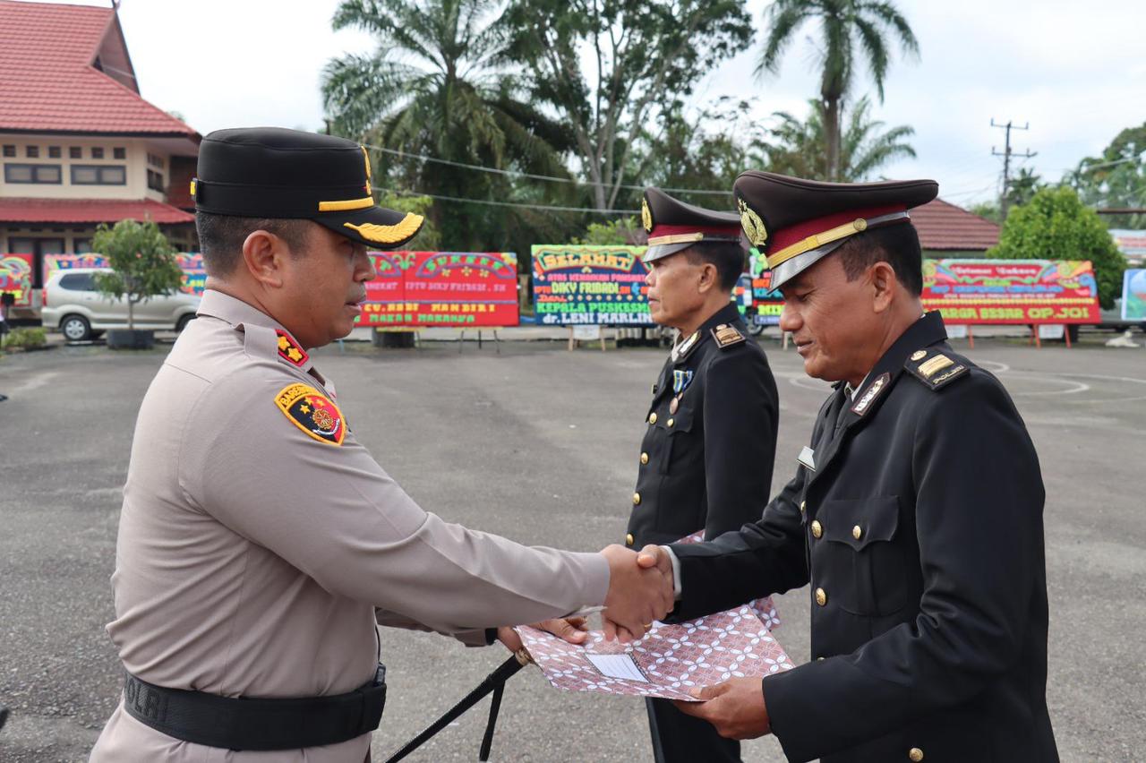 Kapolres Tebo Pimpin Upacara Wisuda Purna Bhakti Dan Pedang Pora Bagi Purnawirawan Polres Tebo